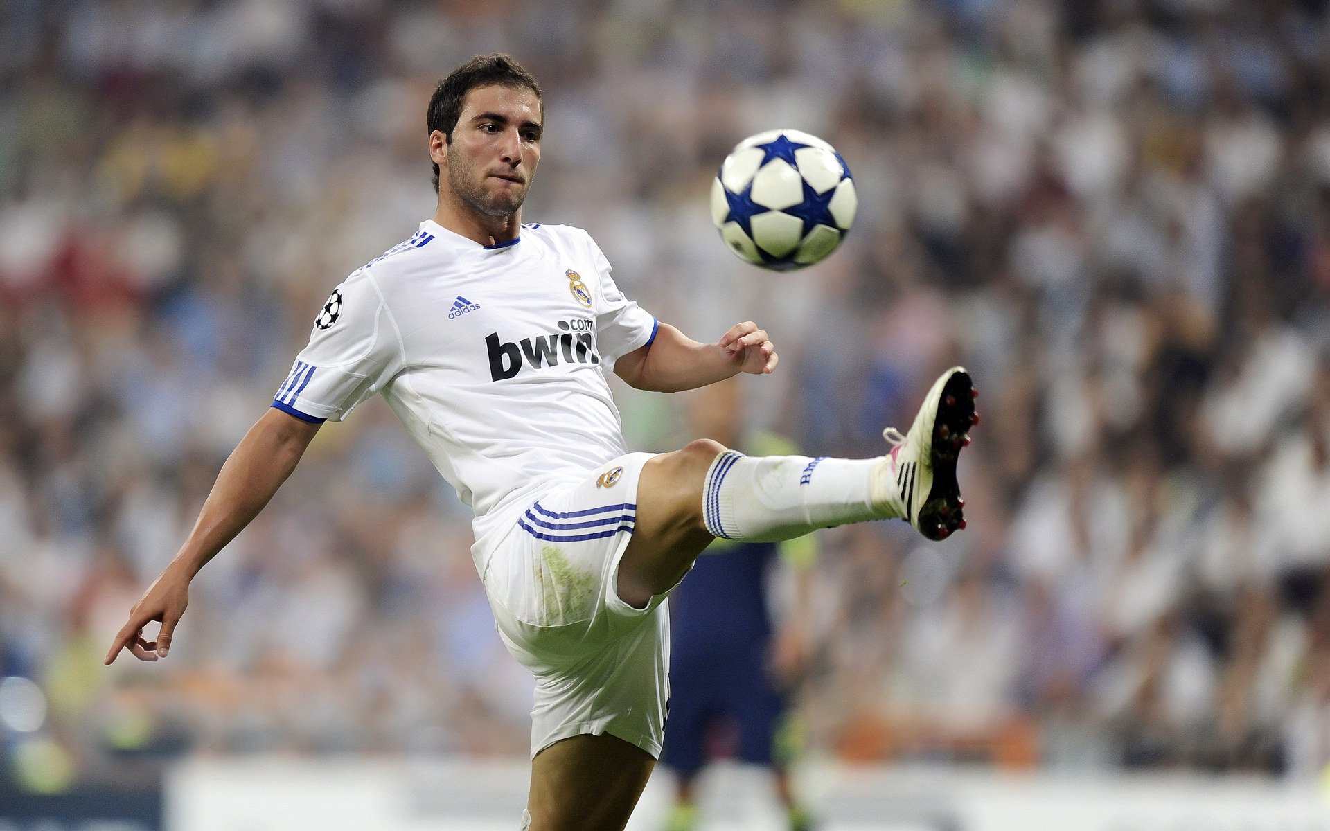 意甲控场战，比分2-1，明星球员表现出色，成功完成关键传球51次，成功抢断74%